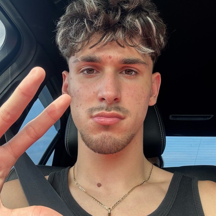 Profile Picture - Dumi, Graphic Designer & Media Tropical Events